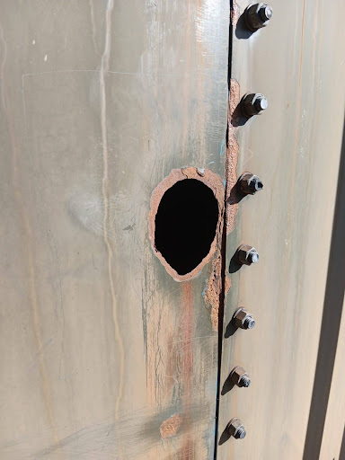 Através de defeitos de parede devido a ataque químico interno e exposição ambiental.
