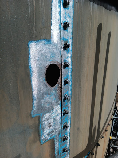 Área de superfície limpa e preparada para perfil de superfície mínimo.
